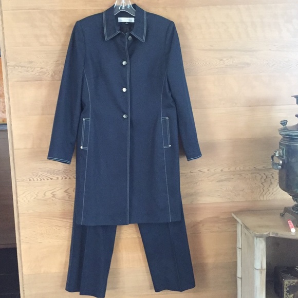 TAHARI navy pants suit - Picture 2 of 5